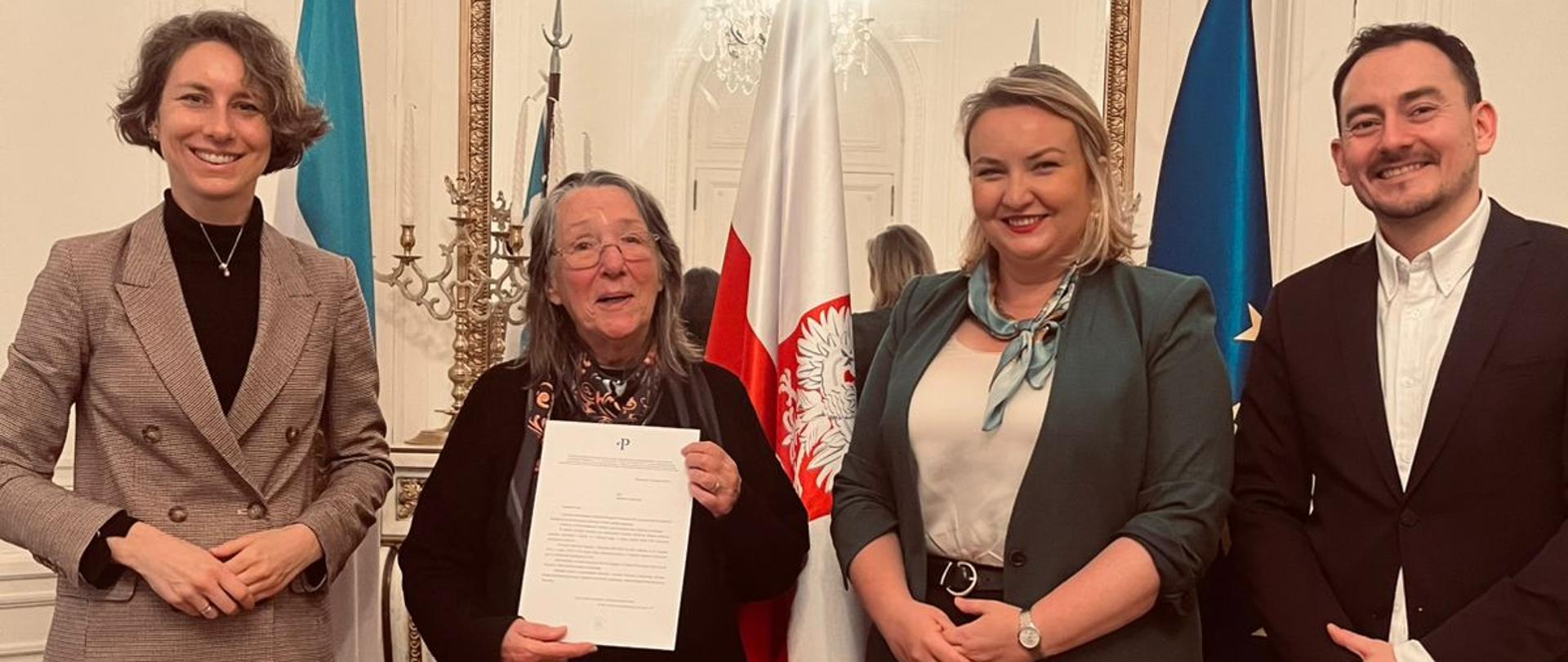 cztery osoby i dokument