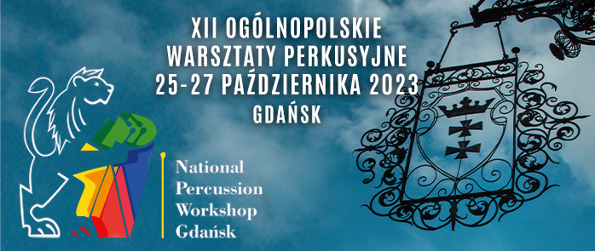 Na zdjęciu zachmurzonego nieba białym fontem napis XII Ogólnopolskie Warsztaty Perkusyjne logo konkursu oraz z prawej strony zdjęcie metalowego loga miasta Gdańska