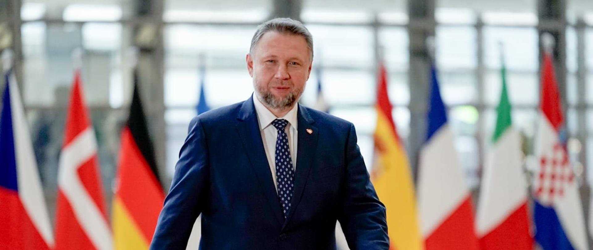Minister Marcin Kierwiński przed flagami państw UE