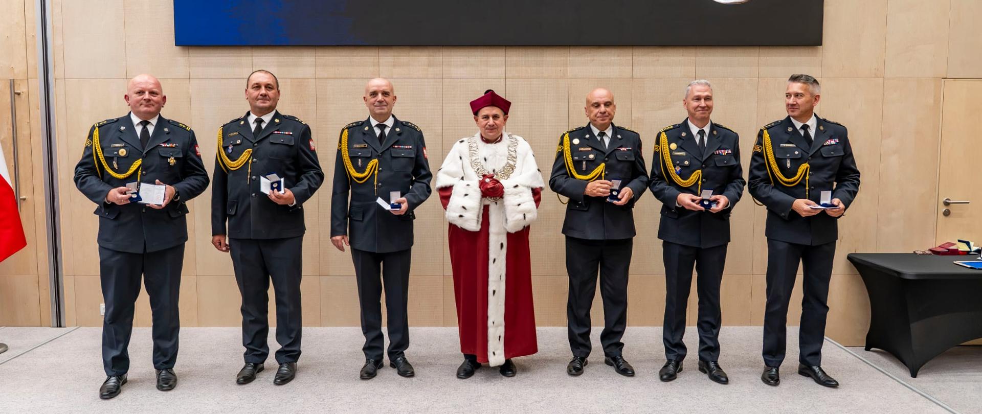 Przedstawiciele Państwowej Straży Pożarnej uhonorowani podczas 78. Inauguracji Roku Akademickiego Śląskiego Uniwersytetu Medycznego