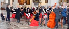 Koncert zespołu Cappella Gedanensis, która odgrywa pieśni patriotyczne.