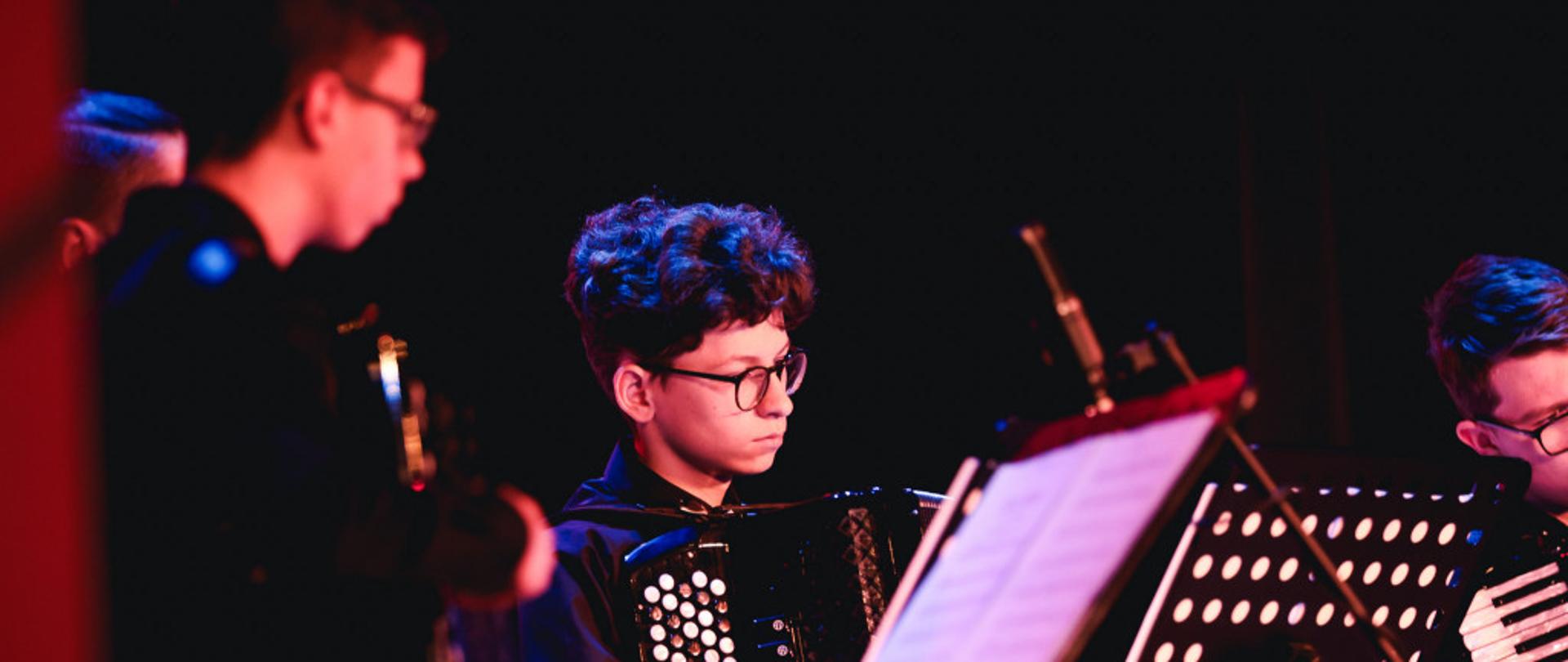 zdjęcie przedstawia kwintet akordeonowy prowadzony przez nauczyciela Zdzisława Szymczyka w składzie: Bartosz DURDA, Karol KOŃCZYK, Grzegorz JĘDRYCHOWSKI, Piotr PSZENICZNY, Bartłomiej KALIŃSKI w Samorządowym Centrum Kultury w Mielcu na Mieleckiej Gali Wolontariatu