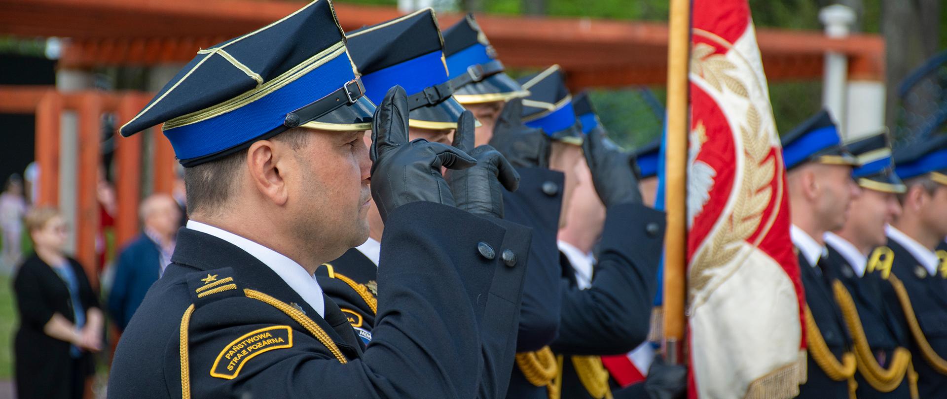 Relacja z Powiatowych Obchodów Dnia Strażaka, na zdjęciach strażacy w umundurowaniach wyjściowych, oraz uczestnicy uroczystości.