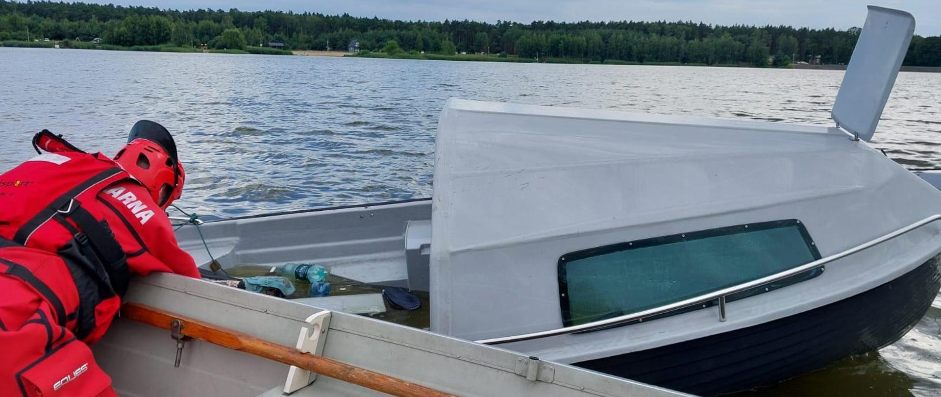 Wywrócona łódka w Zbiorniku Murowaniec [5.07.2024]