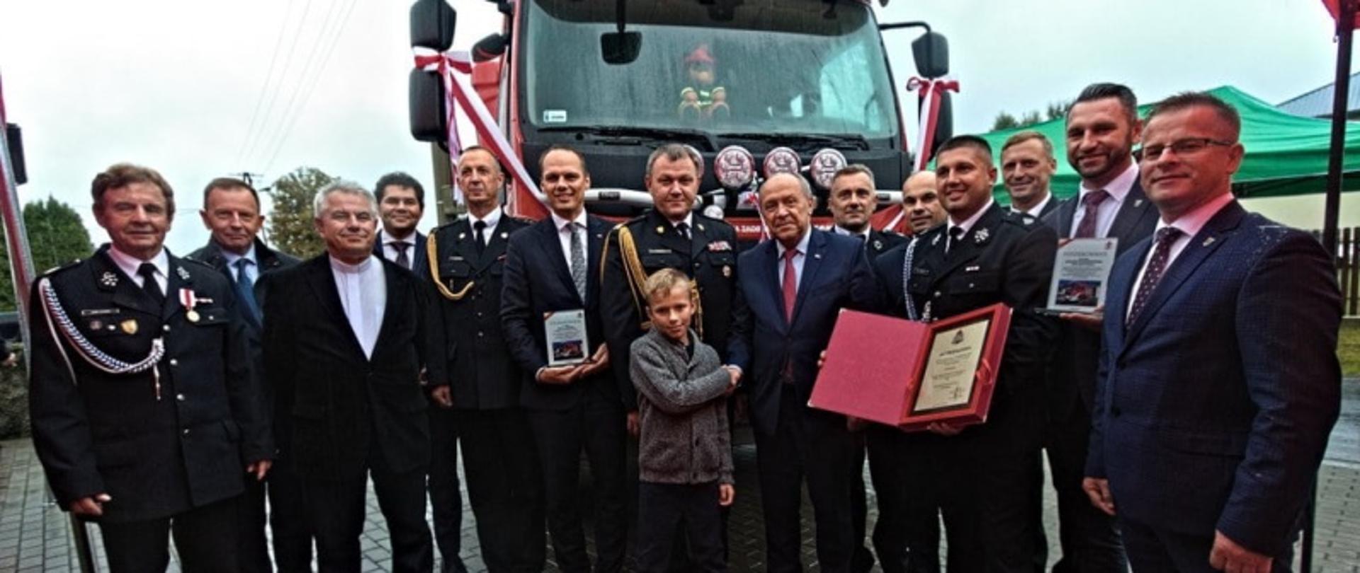 Osoby dzięki którym udało się pozyskać nowy pojazd pożarniczy dla jednostki OSP Studzieniec