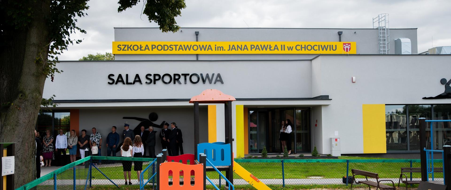 Budynek szkoły podstawowej z zewnątrz 