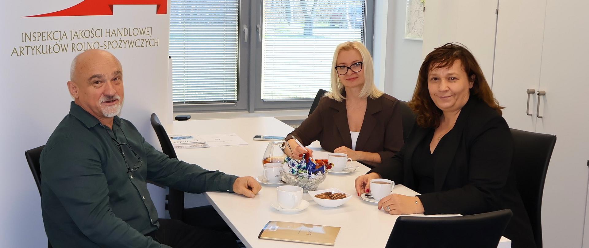 Spotkanie w WIJHARS w Opolu: współpraca nauki, administracji i pszczelarzy 