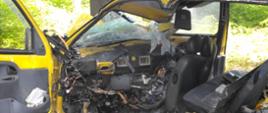 Zdjęcie przedstawia wrak samochodu osobowego po wypadku