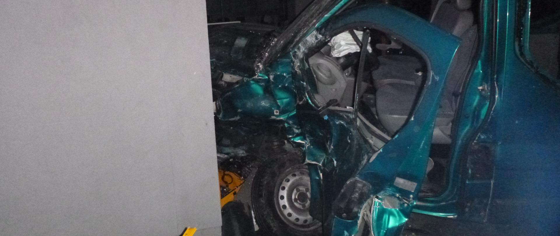 PORANNY WYPADEK DWÓCH BUSÓW NA SKRZYŻOWANIU