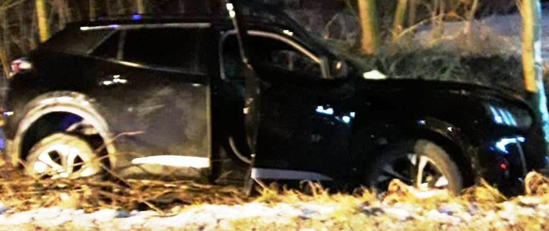 Widok samochodu osobowego poza drogą.