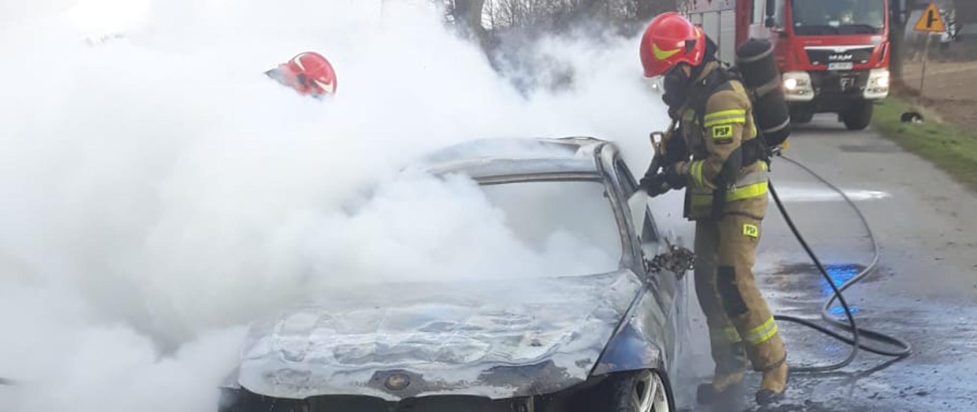 Strażacy gaszą palący się samochód w miejscowości Łaziska