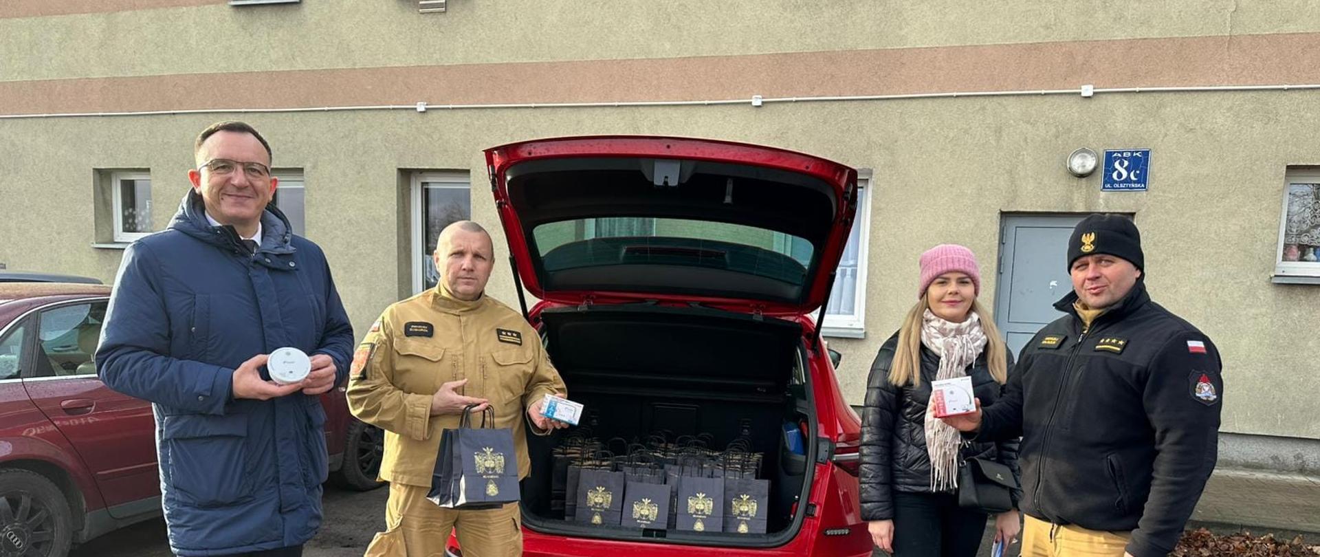 Z lewej burmistrz Braniewa i komendant powiatowy PSP pokazują czujki tlenku węgla.