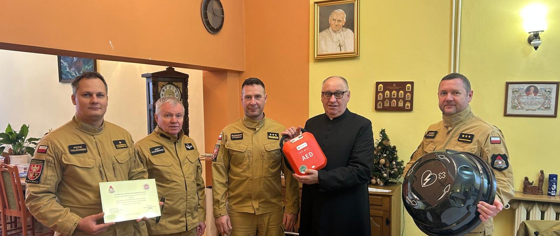 Zdjęcie pamiątkowe z wręczenia AED