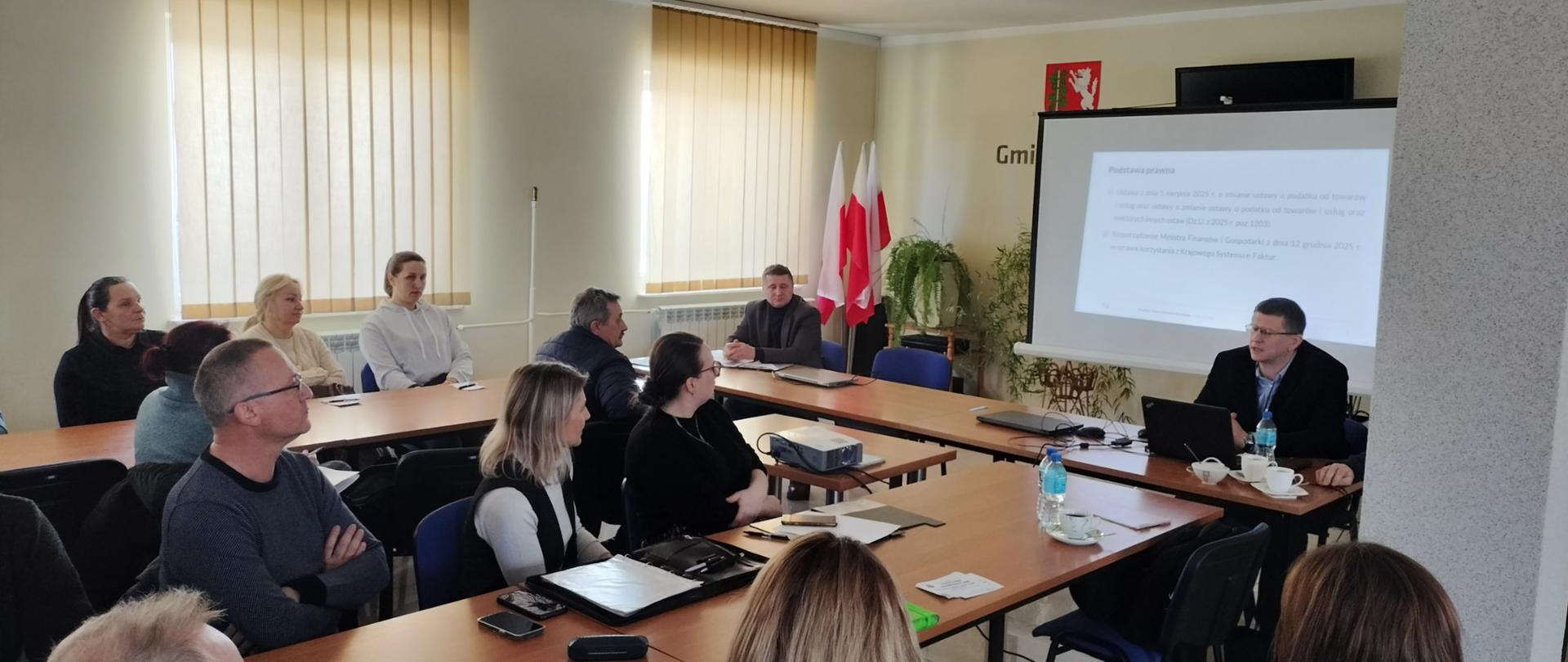 Uczestnicy szkolenia słuchają prelekcji,