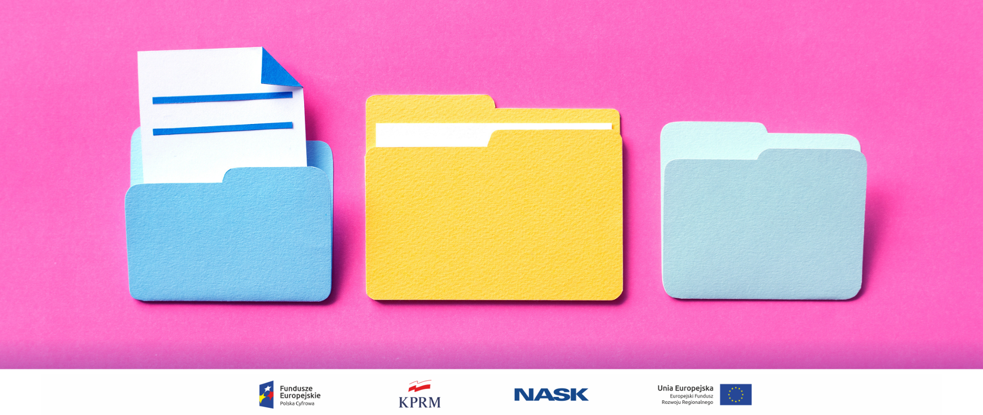 Różowe tło - na nim trzy papierowe foldery na dokumenty - dwa niebieskie i żółty (na środku), przypominają foldery tworzone w komputerach.