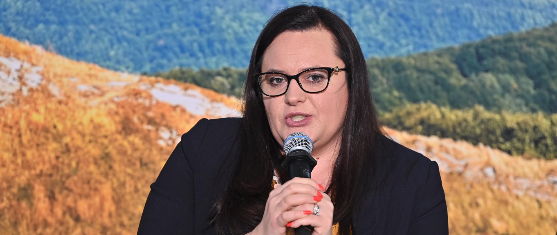  Wiceminister Małgorzata Jarosińska-Jedynak z mikrofonem
