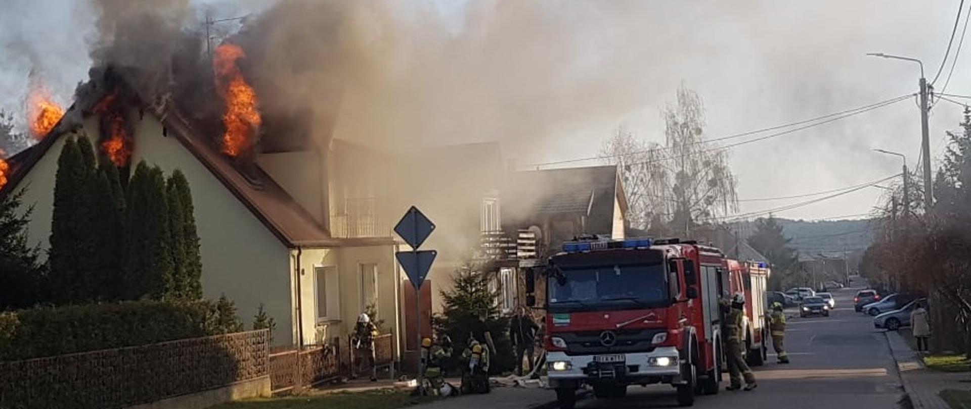 Strażacy podczas działań gaśniczych