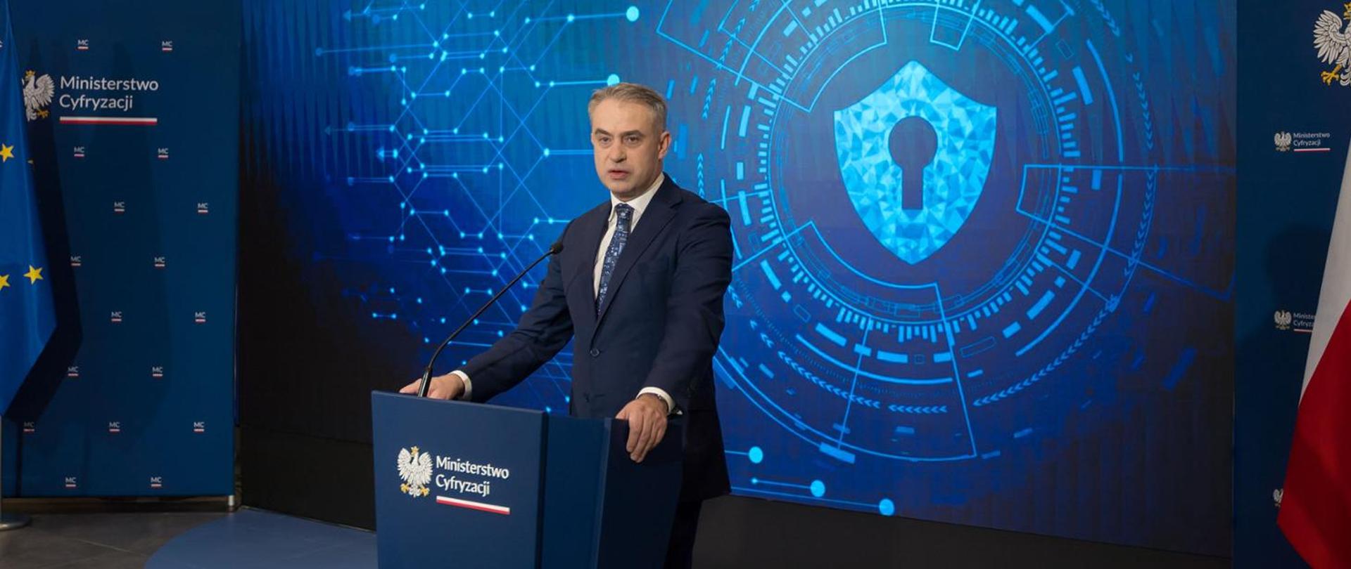 Zdjęcie premiera Krzysztofa Gawkowskiego podczas konferencji dot. ustawy o krajowym systemie cyberbezpieczeństwa