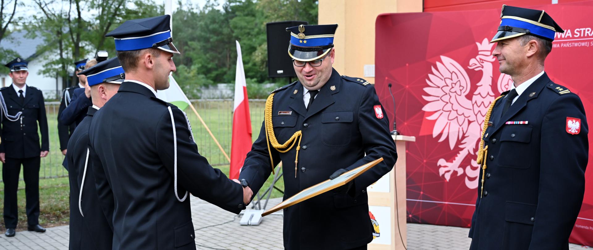Zastępca Komendanta Wojewódzkiego PSP w Poznaniu wręcza decyzje druhom OSP