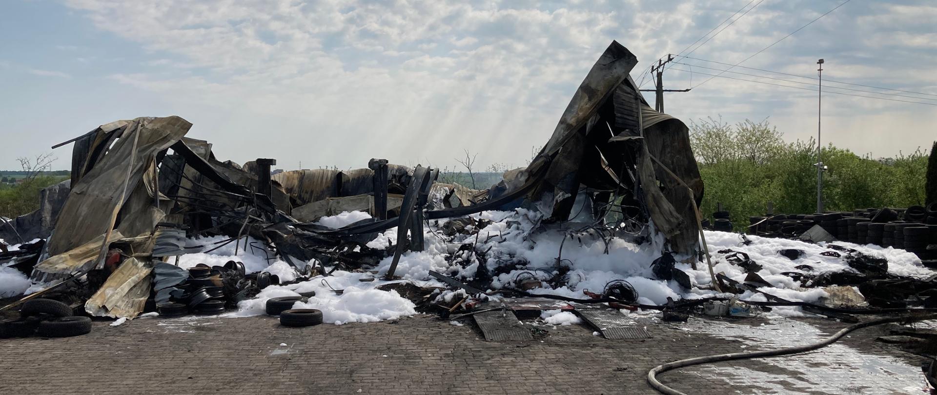 Na zdjęciu widać budynek magazynowy po pożarze.