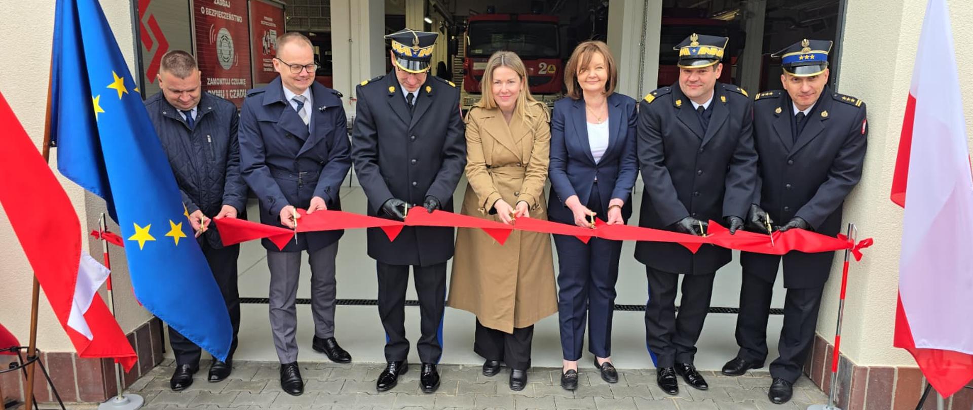 Goście uroczystości symbolicznie przecinają czerwoną wstęgę. Wśród nich Mazowiecki Komendant Wojewódzki PSP nadbryg. Artur Gonera.