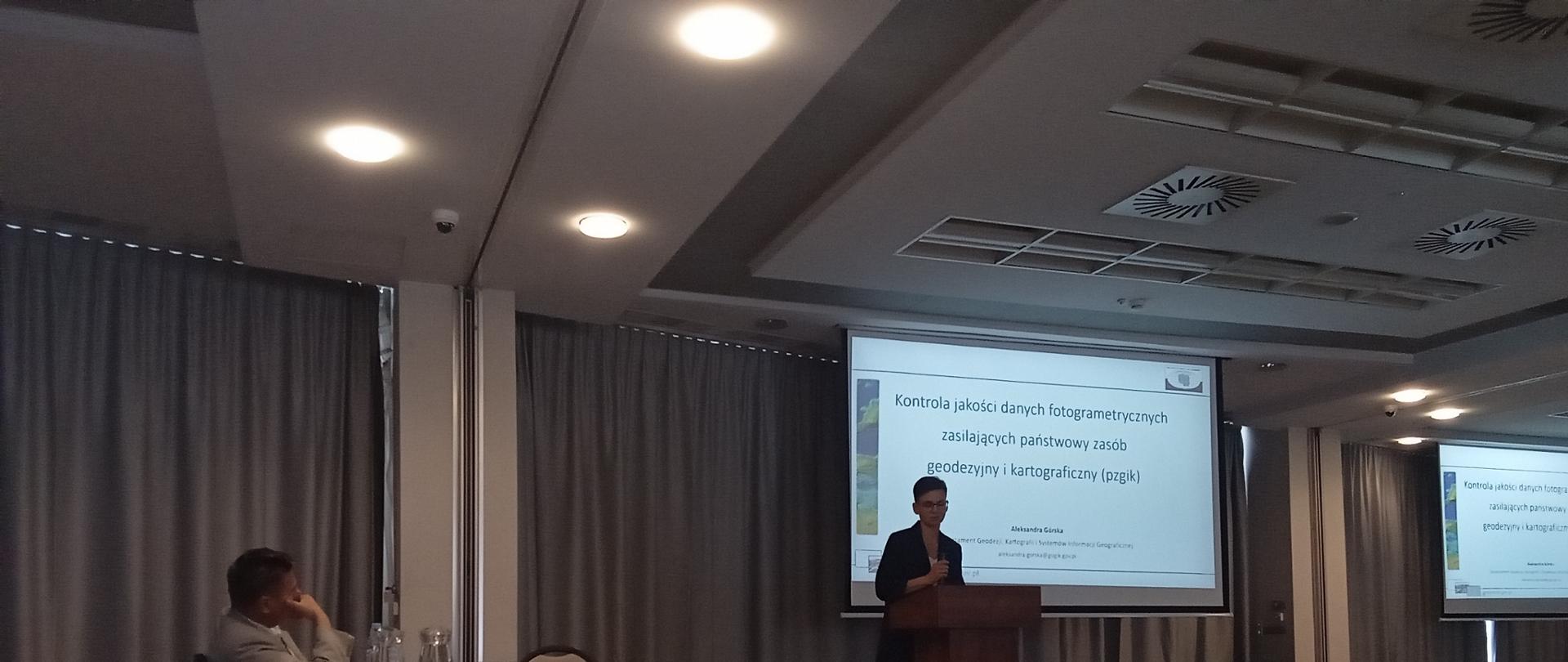 Rys2- Aleksandra Górska z Wydziału Fotogrametrii i Teledetekcji podczas wystąpienia pt. Kontrola jakości danych fotogrametrycznych zasilających państwowy zasób geodezyjny i kartograficzny"