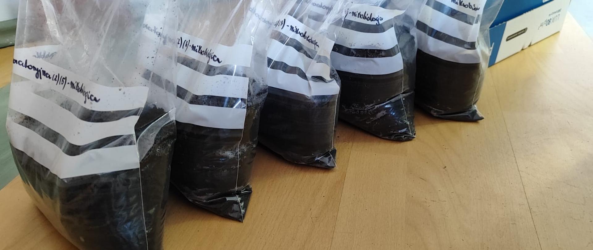 Zdjęcie przedstawia pobrane próbki do badań laboratoryjnych