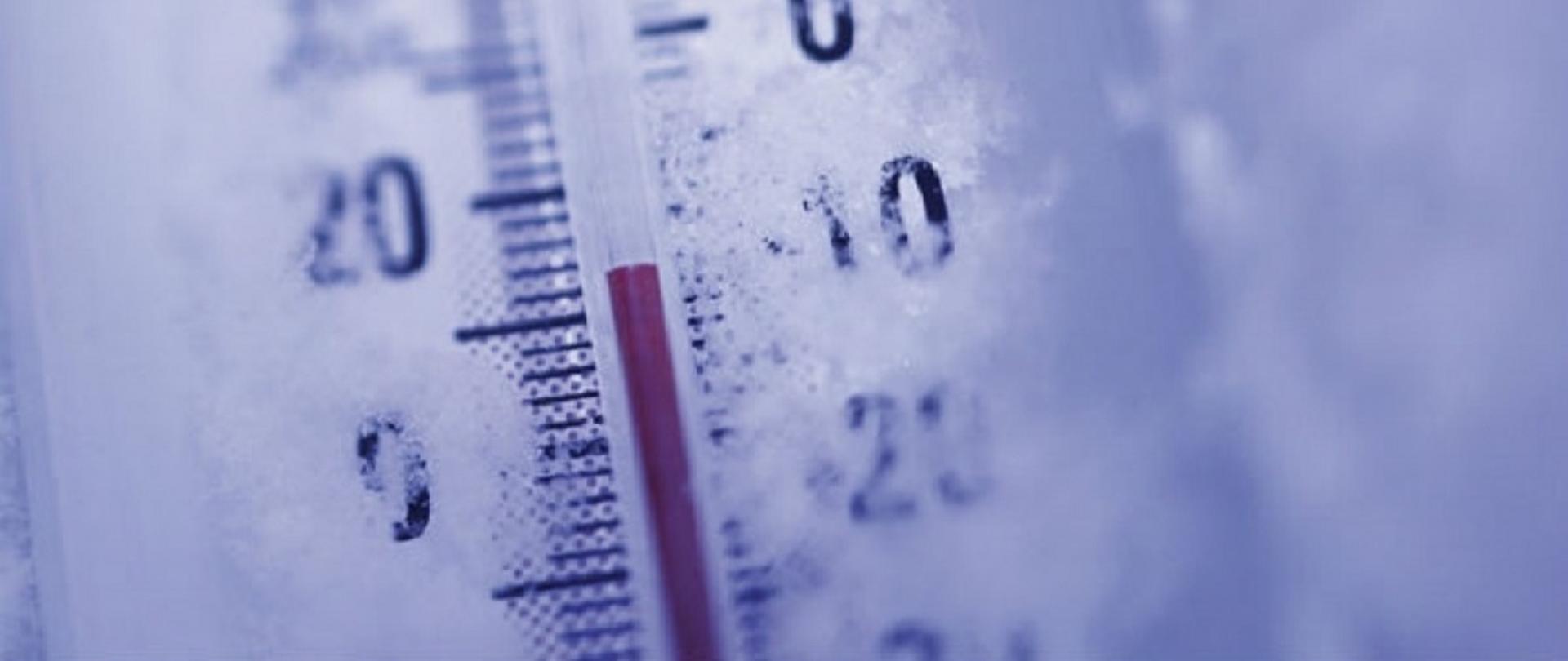 Zdjęcie przedstawia termometr na białym tle wskazujący temperaturę minus 8 stopni Celsjusza