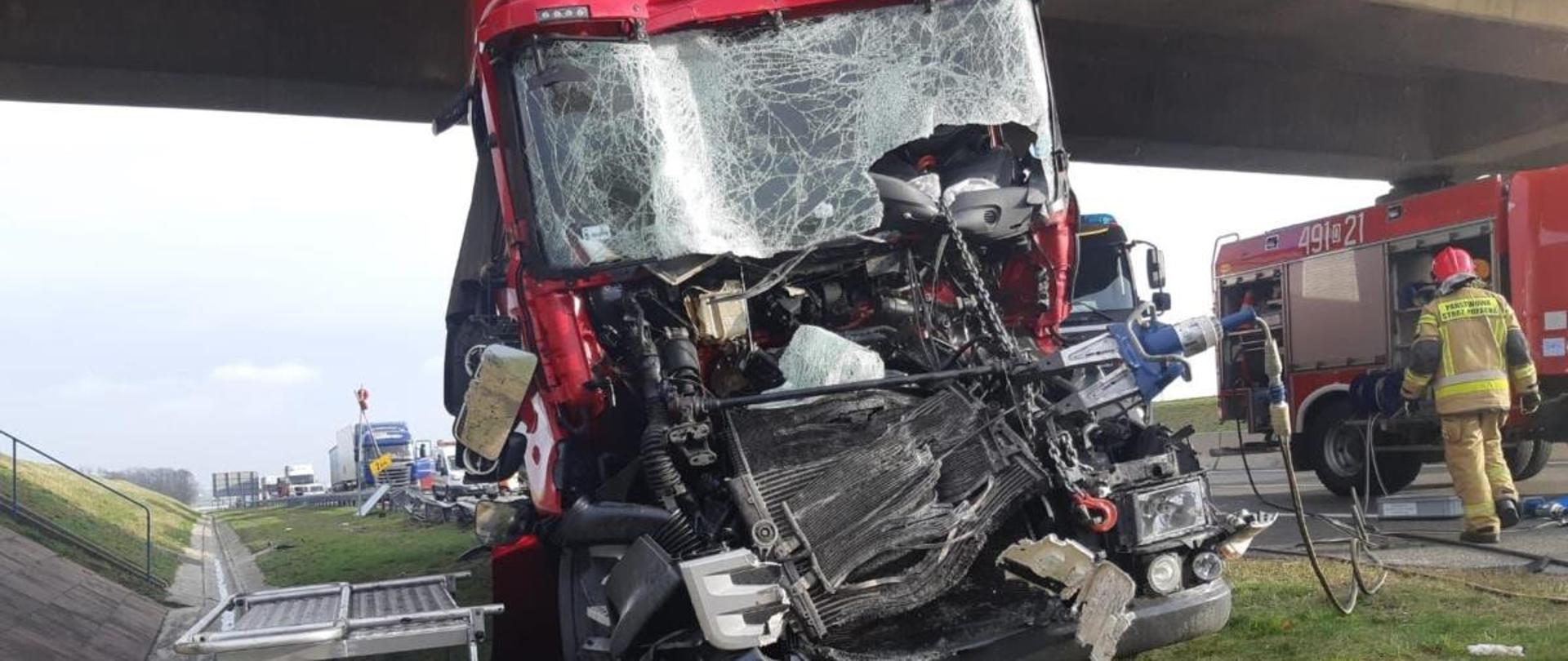 Zdjęcie przedstawia rozbitą ciężarówkę