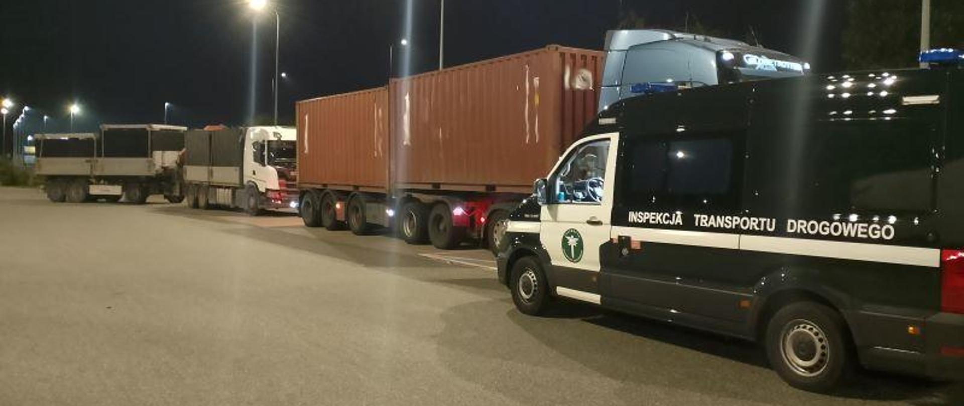 Pojazd służbowy ITD na tle zatrzymanych pojazdów