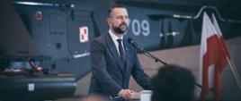 - To zawsze jest wielki moment, kiedy kolejny sprzęt trafia do polskiej armii. Dziś do 25 Brygady Kawalerii Powietrznej  trafia pierwszy wyprodukowany w Polsce, w PZL Świdnik, śmigłowiec AW-149. To bardzo dobry, dobrze wyposażony i produkowany w Polsce śmigłowiec. To pokazuje, że wojsko potrzebuje ciągłości prowadzenia działań - modyfikacji sprzętu i transformacji. Nie da się jej przeprowadzić w ciągu jednego roku, jednej kadencji, dwóch czy trzech. Zamówienia, które dokonujemy teraz często będą zrealizowane przez kilka lat. (...) To co dobre trzeba kontynuować, modyfikować ale nie wywracać. To jest moja dewiza - powiedział wicepremier w 25 Brygadzie Kawalerii Powietrznej.