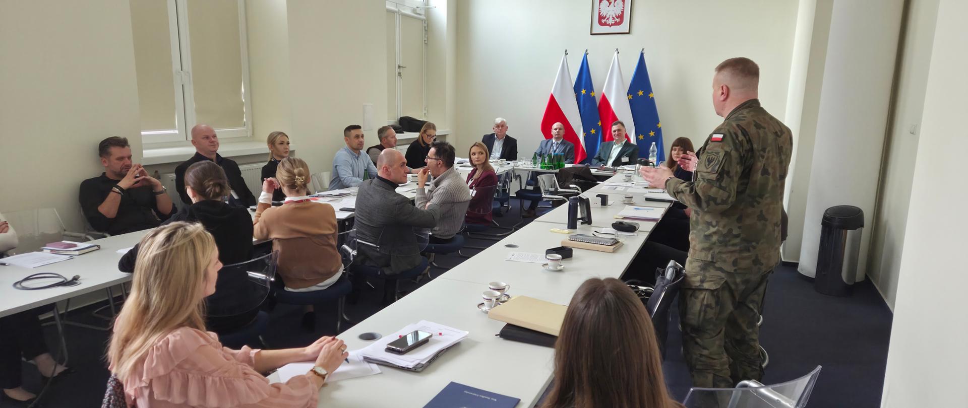 Warsztaty scenariuszowe w MSWiA. Przy stołach zasiadają przedstawiciele Departamentu Ochrony Ludności i Zarządzania Kryzysowego MSWiA, Akademii Sztuki Wojennej oraz Capful Polska