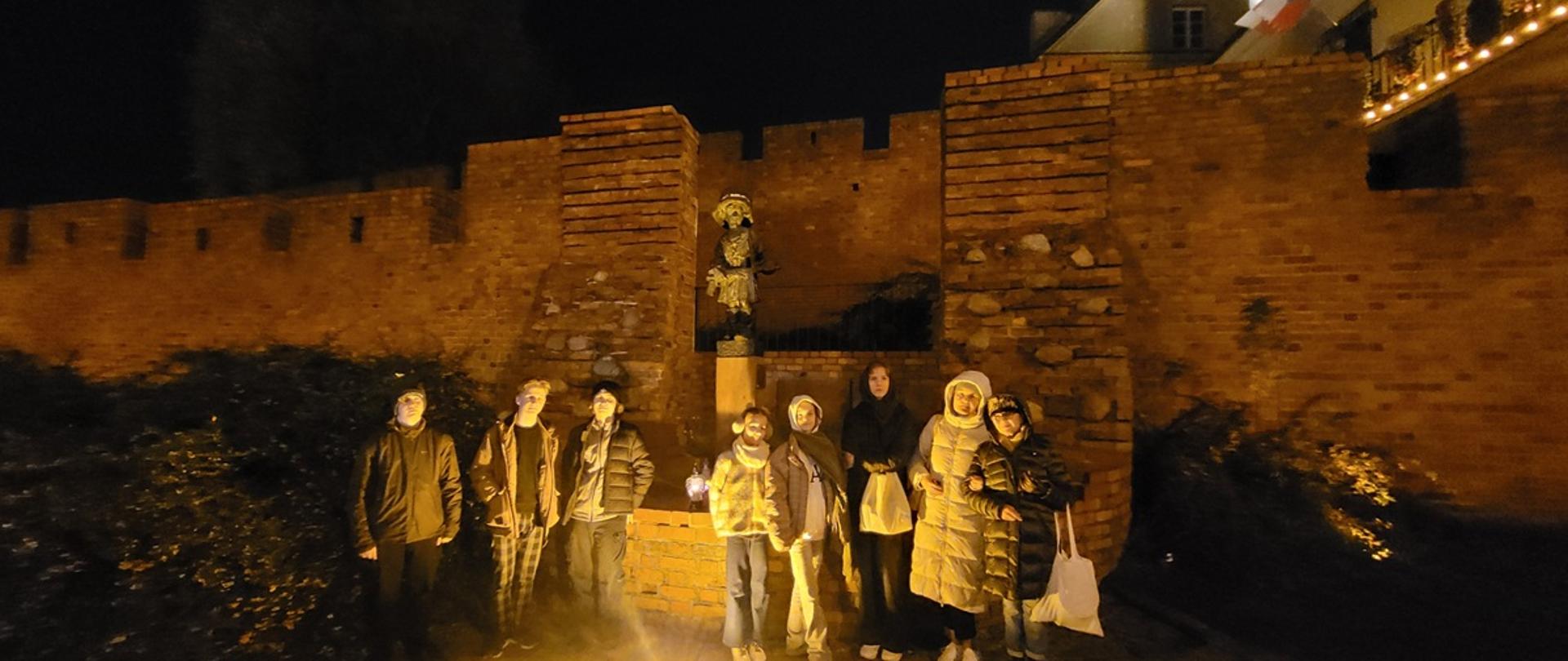 Chwila ciszy przed pomnikiem Małego Powstańca