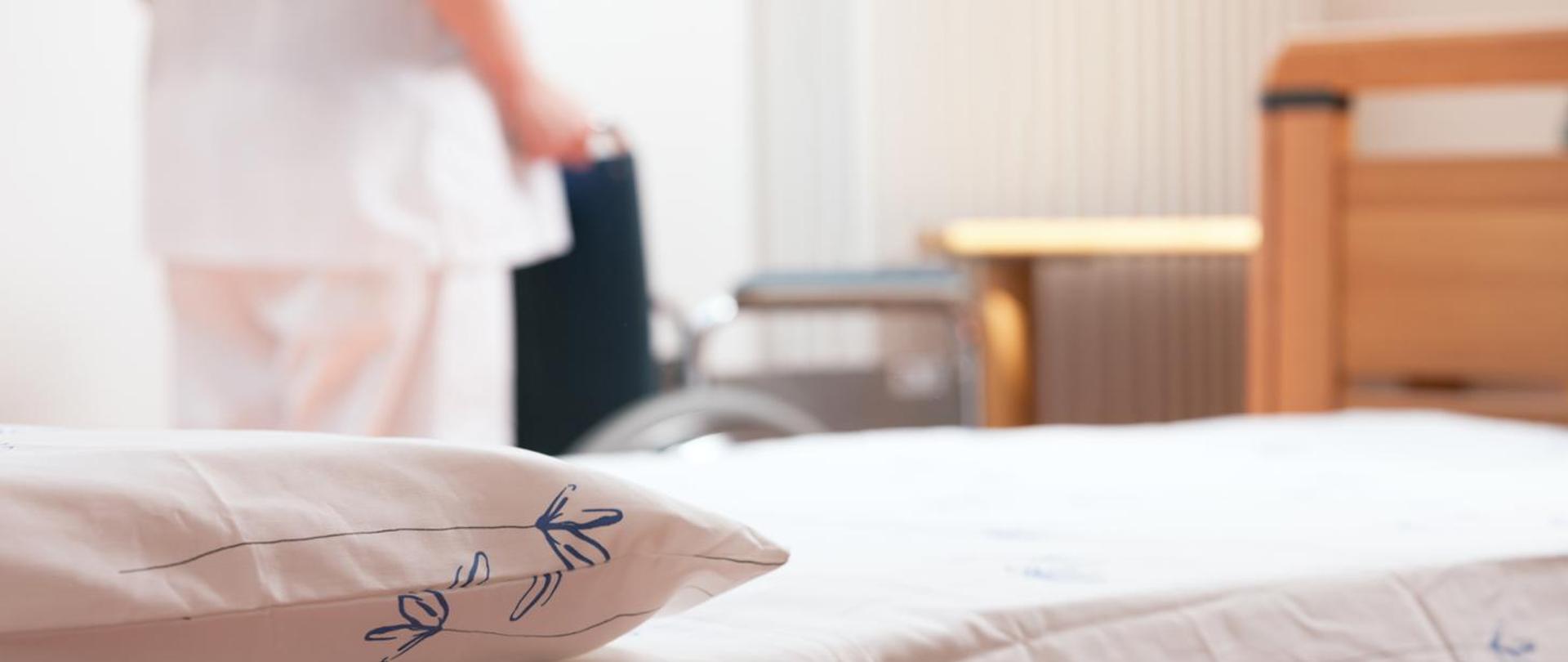 w tle osoba z wózkiem