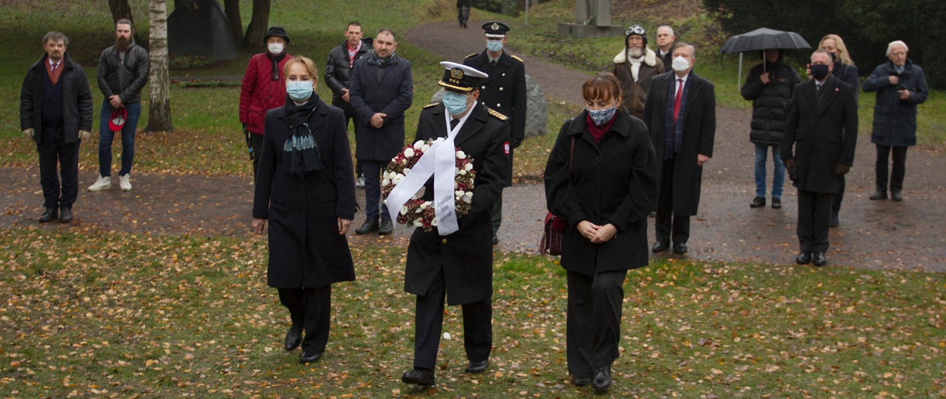 Pani Ambasador, Pani Konsul, Pan Komandor i wieniec