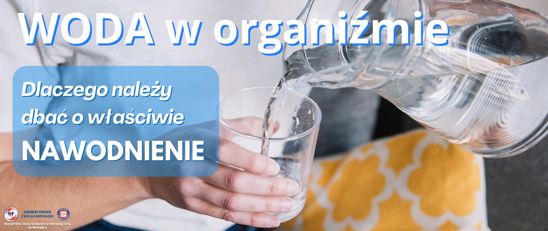 Osoba nalewająca wodę do szklanki