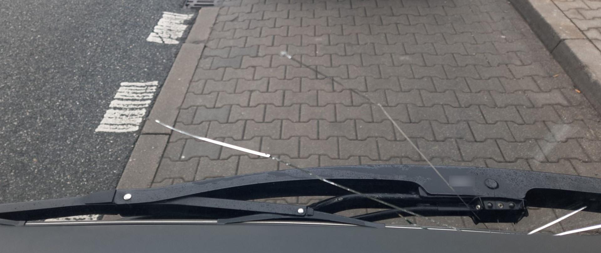 Pęknięta szyba uniemożliwiła kierowcom autokaru dalszą jazdę 