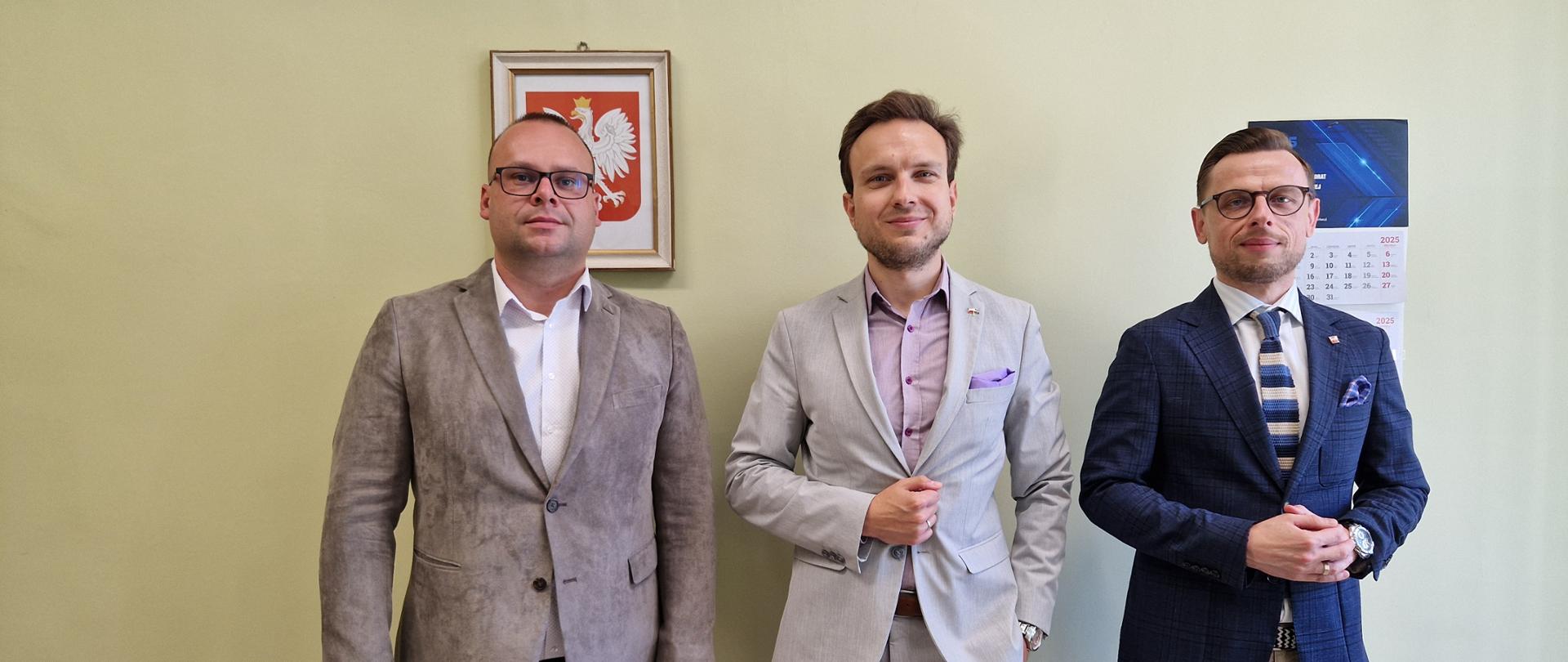 Zdjęcie przedstawia trzech uczestników wizytacji w wałbrzyskiej delegaturze Inspekcji Handlowej.