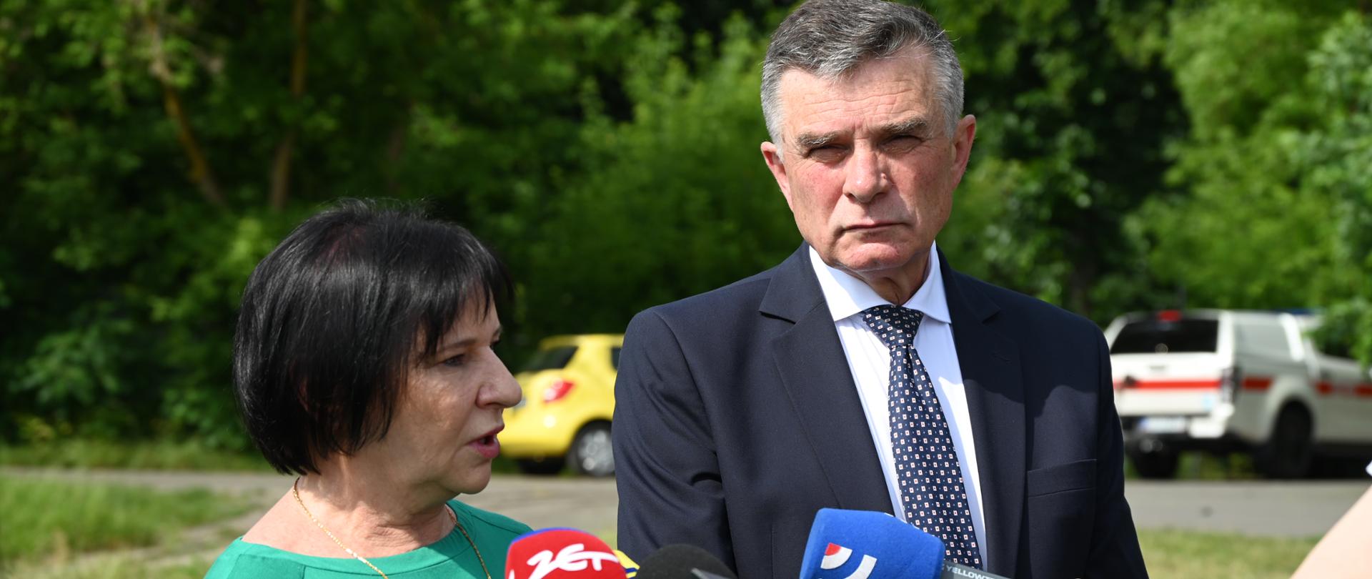 przed mikrofonami Pani inspektor oraz wojewoda