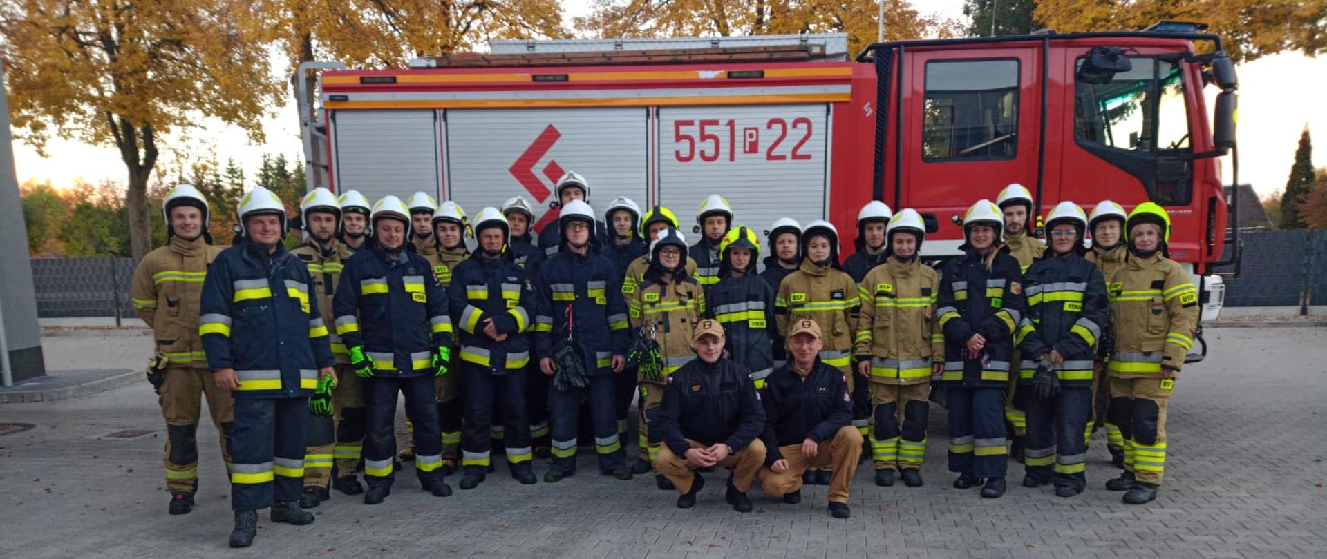 Na zdjęciu widać strażaków w trakcie szkolenia podstawowego OSP. 