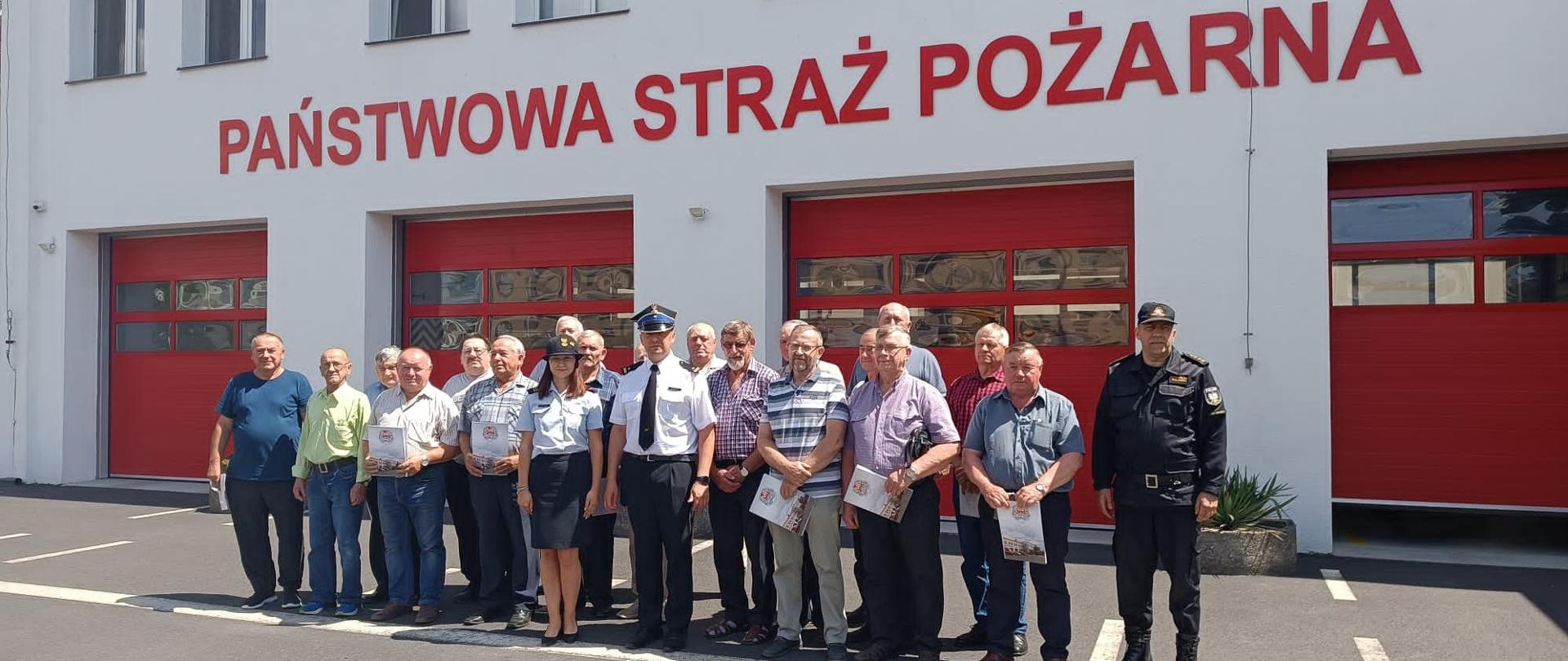 W dniu 22 czerwca 2022 r. w siedzibie Komendy Powiatowej Państwowej Straży Pożarnej w Obornikach st. kpt. Michał Mulka – Komendant Powiatowy PSP w Obornikach wraz ze st. kpt. Przemysławem Olszewskim – Zastępcą Komendanta Powiatowego PSP w Obornikach oraz z ogn. Pauliną Burdą dokonali uroczystego wręczenia 18 decyzji o przyznaniu świadczenia ratowniczego druhom Ochotniczych Straży Pożarnych z terenu powiatu obornickiego.