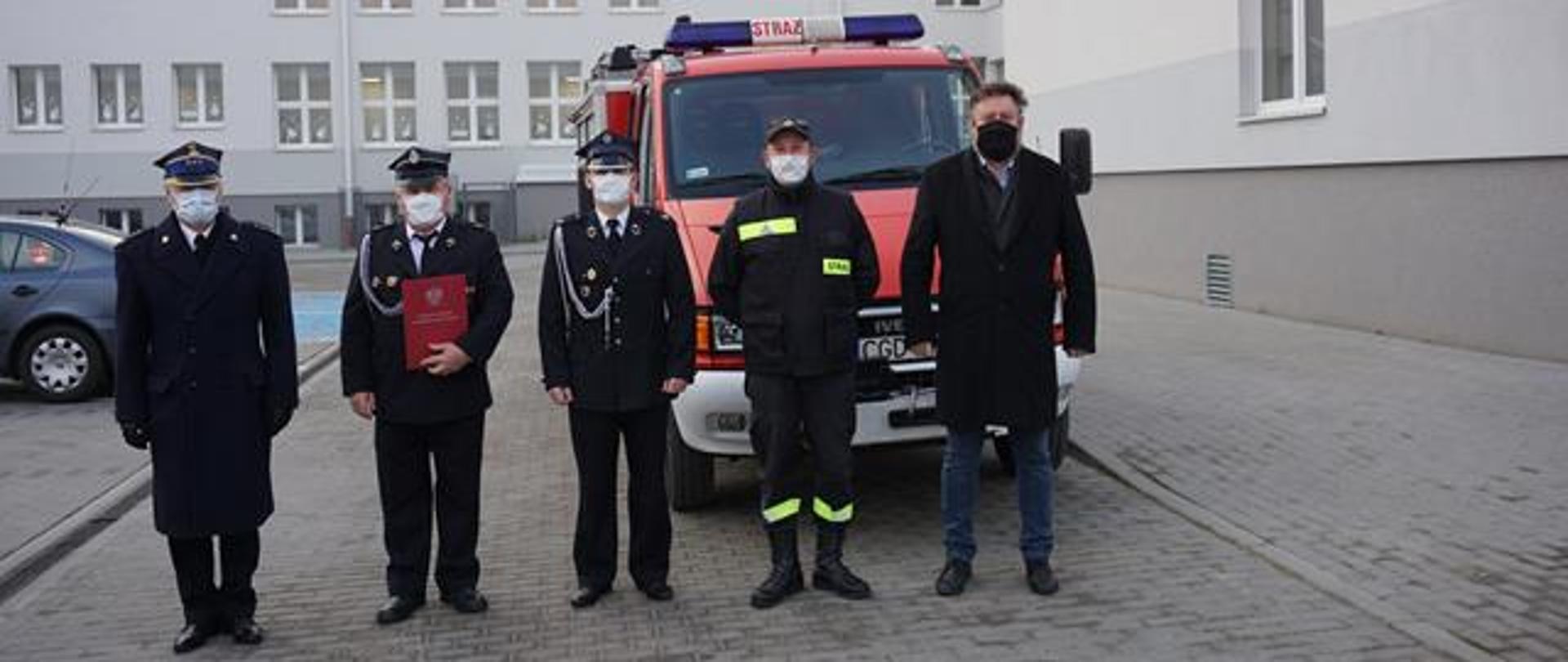Przekazanie lekkiego samochodu ratowniczo-gaśniczego dla OSP w Lipienicy wraz z podziękowaniami od Kujawsko-Pomorskiego Komendanta Wojewódzkiego PSP