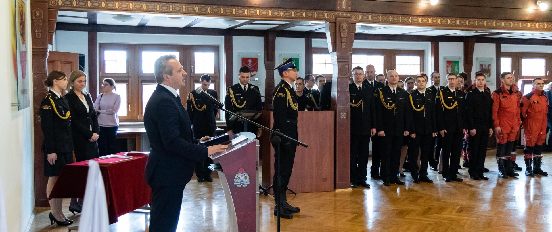 
Grupa ludzi stojąca w sali konferencyjnej