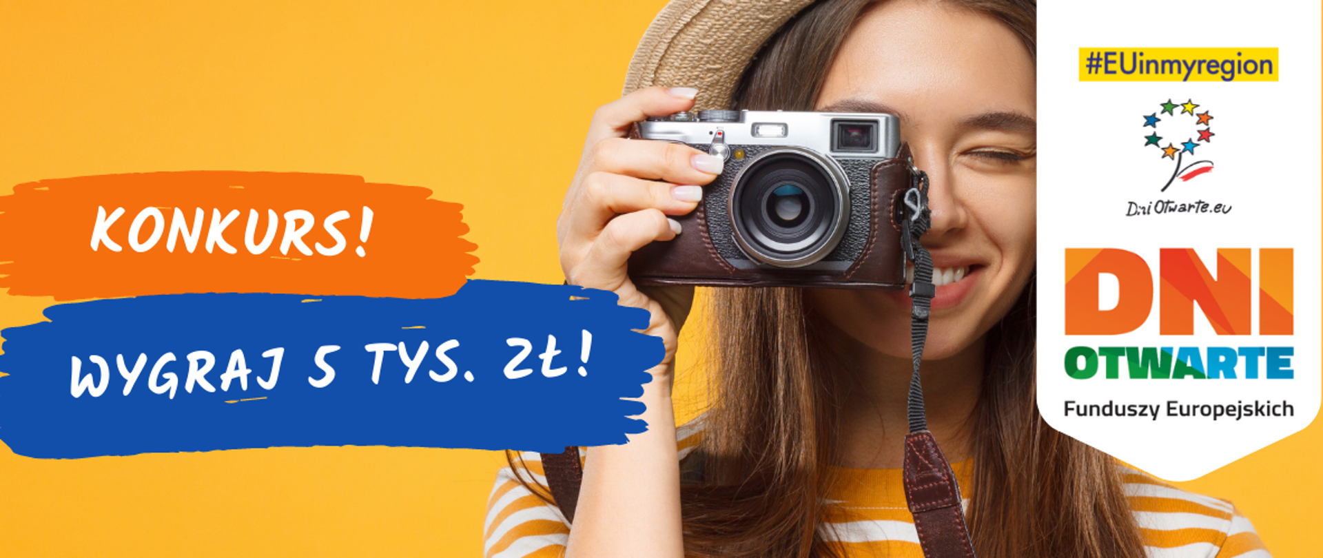 młoda uśmiechnięta kobieta w słomkowym kapeluszu przykłada do oka aparat fotograficzny, napis na grafice: konkurs, wygraj 5 tys. zł, Dni Otwarte Funduszy Europejskich logotyp i hasztag w języku angielskim: EU in my region