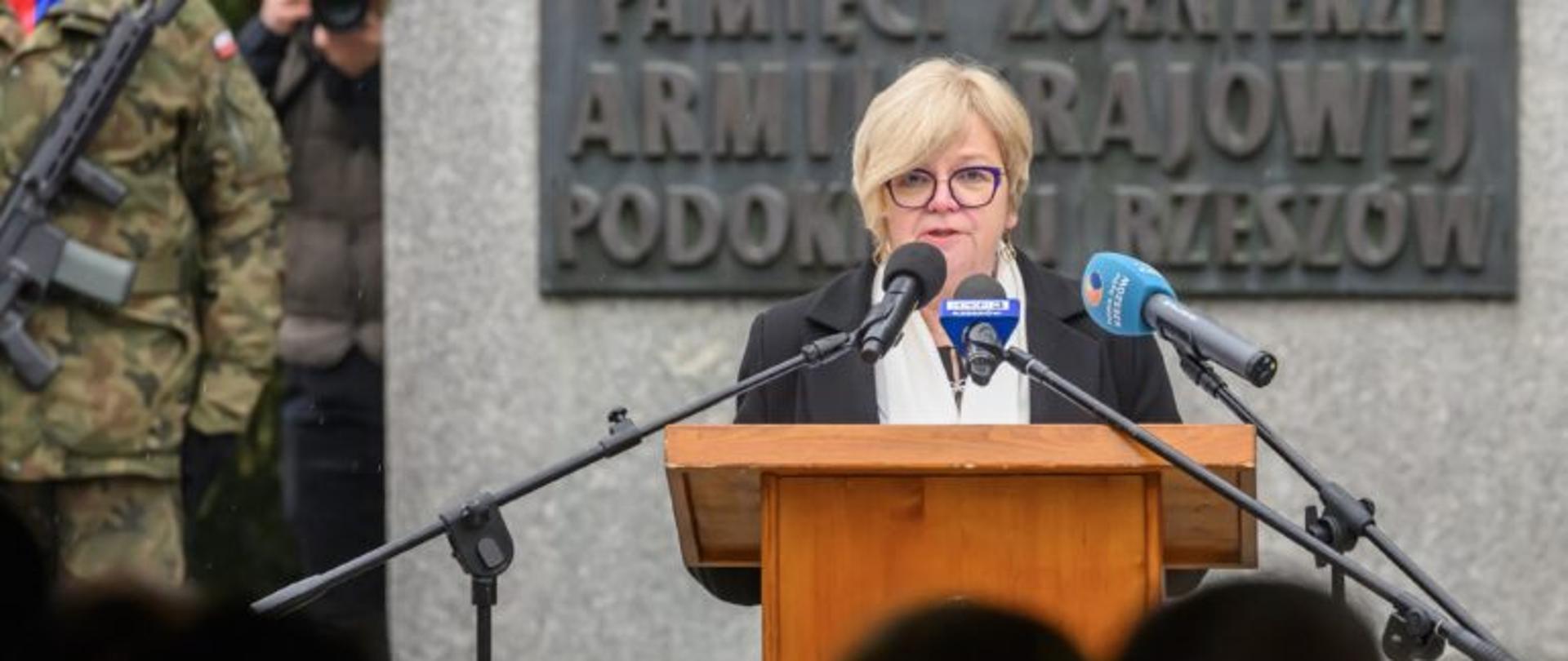 Wojewoda podkarpacki Teresa Kubas-Hul podczas obchodów 83. rocznica powstania Armii Krajowej