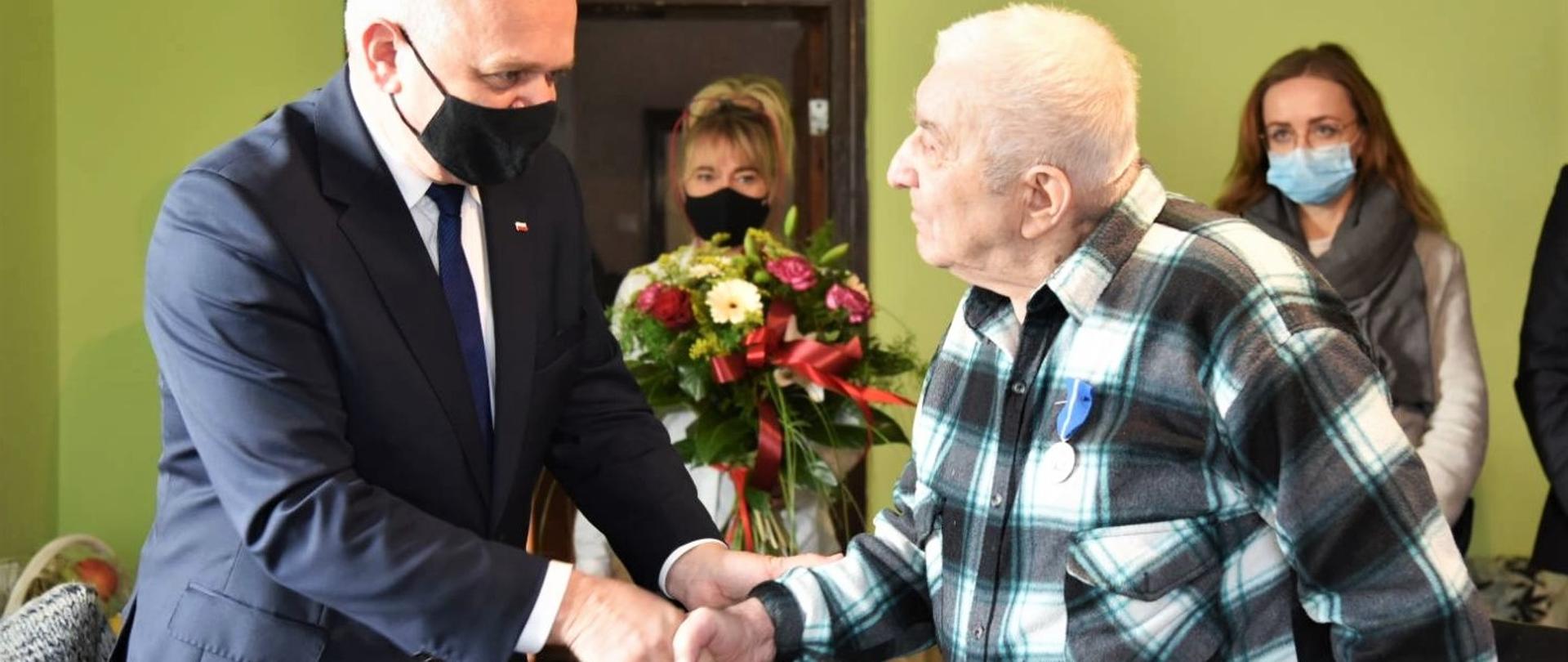 Wojewoda gratuluje odznaczonemu