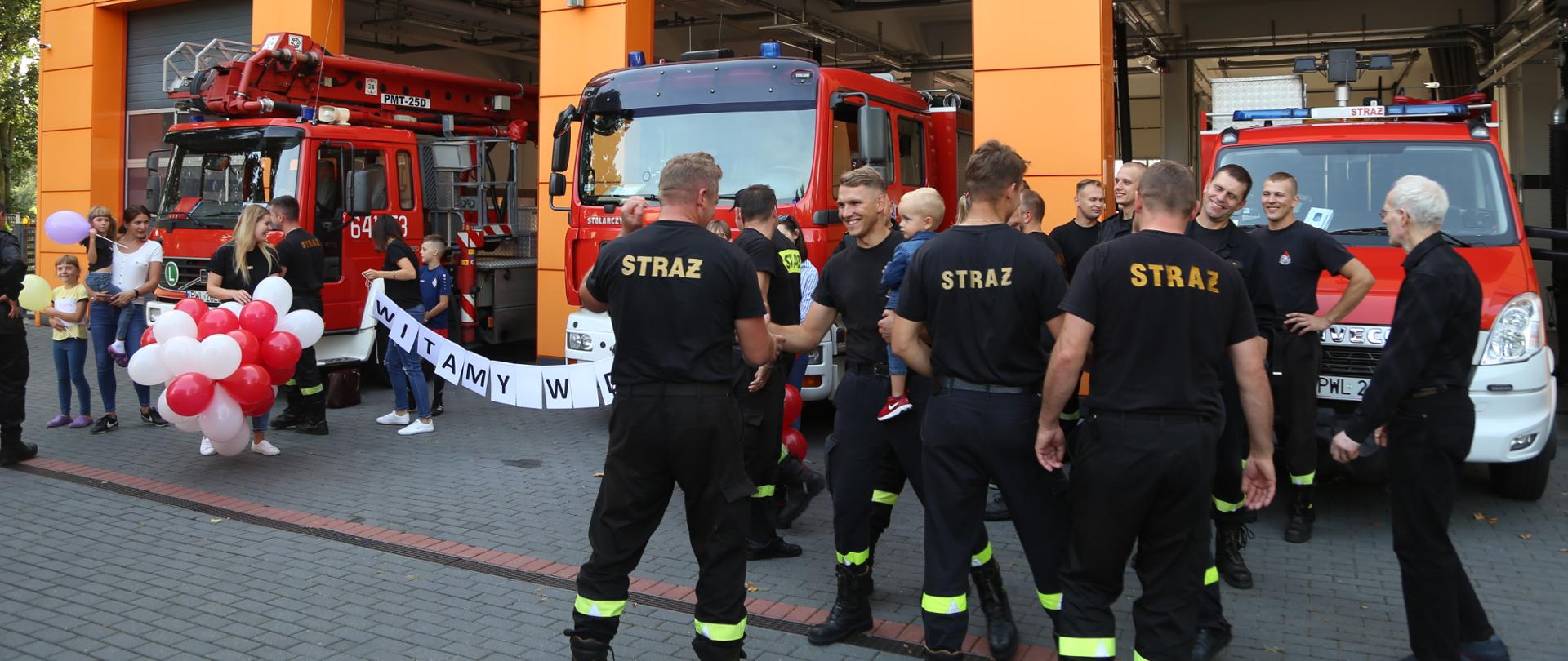Moment przywitania strażaków przed jednostką