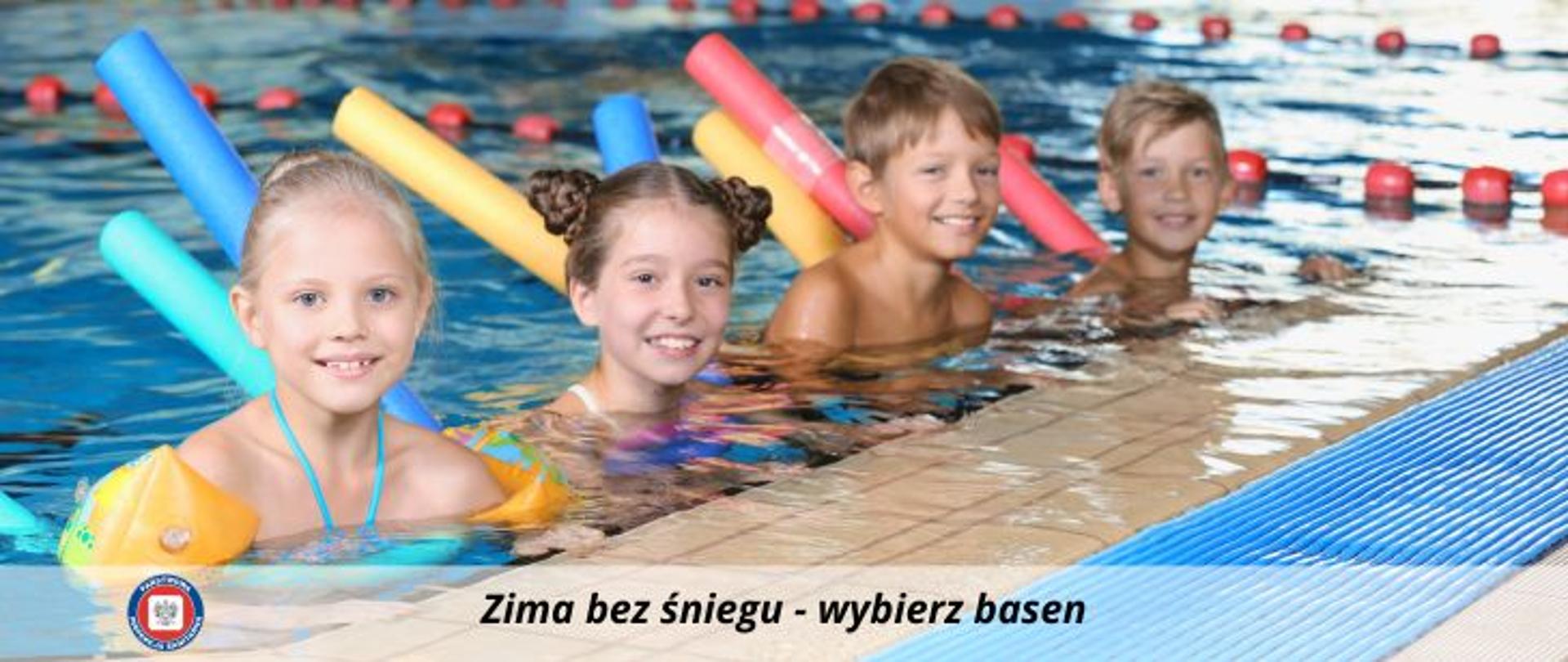 Grafika przedstawia czworo uśmiechniętych dzieci: dwie dziewczynki i dwóch chłopców przebywających w wodzie na basenie. Pierwsza dziewczynka od lewej w jasnych włosach ubrana jest w niebieski strój kąpielowy i żółte rękawki do pływania na ramionach. Druga dziewczynka o ciemnych włosach ubrana w jasny strój kąpielowy pływa używając niebieskiego makaronu. Chłopiec o ciemnych włosach ma makaron w kolorze żółtym, a ostatni chłopiec w jasnych włosach w kolorze różowym. Na dole napis Zima bez śniegu-wybierz basen. Po lewej stronie okrągłe logo Państwowej Inspekcji Sanitarnej przedstawiające czarnego orła na białym kwadratowym tle, które otoczone jest czerwonym wypełnieniem. Zewnętrzną część logo otacza granatowy okrąg z napisem Państwowa Inspekcja Sanitarna w kolorze białym.