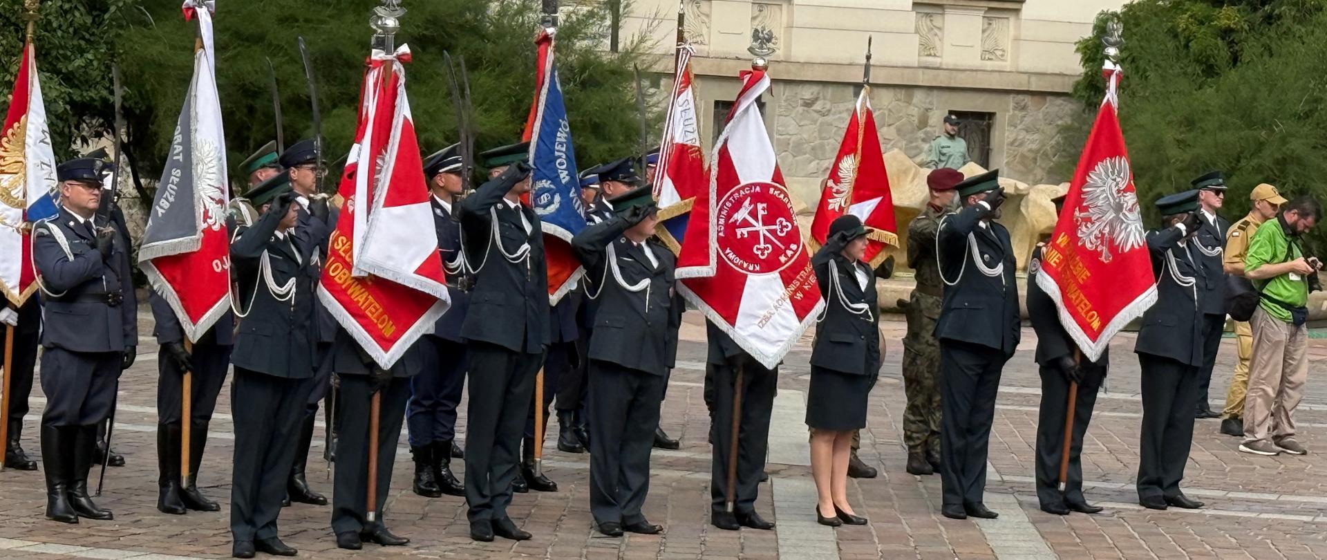 Grupa osób w mundurach na placu wydarzenia