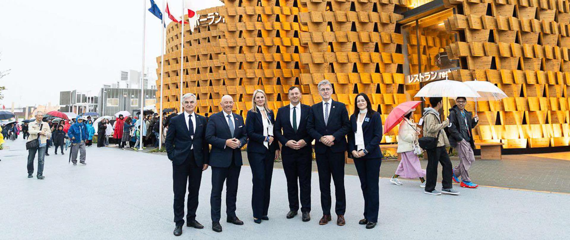 Commemorative photo in front of the Poland Pavilion (photo by Krzysztof Łapiński, UMWP)